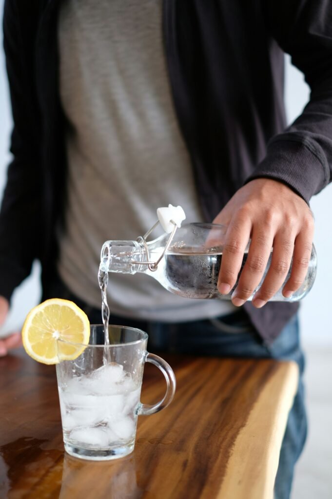 man refusing a drink to avoid alcohol and belly fat