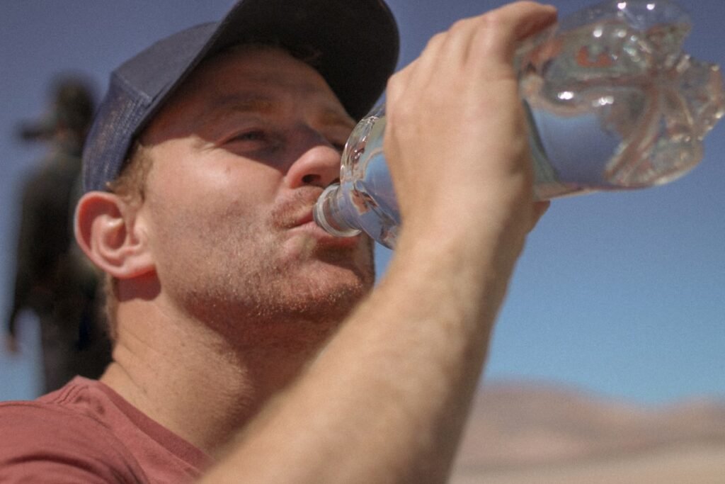 Man drinking water, illustrating how much water should men drink