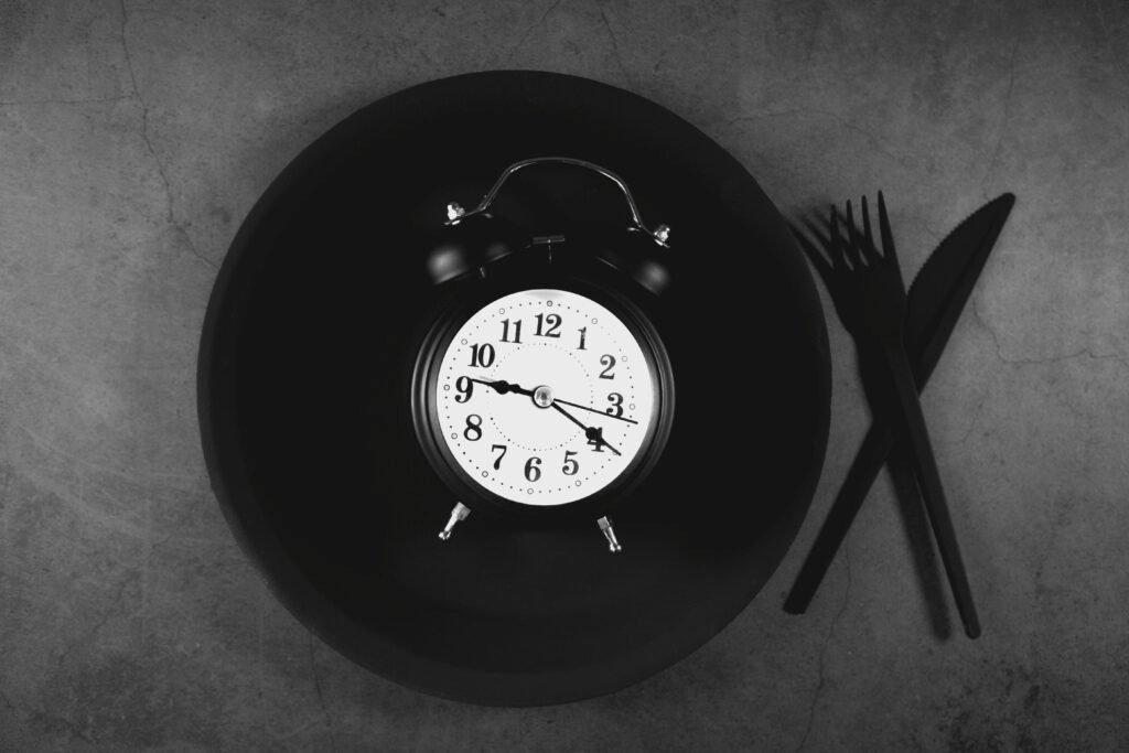 clock and a plate symbolizing intermittent fasting for men