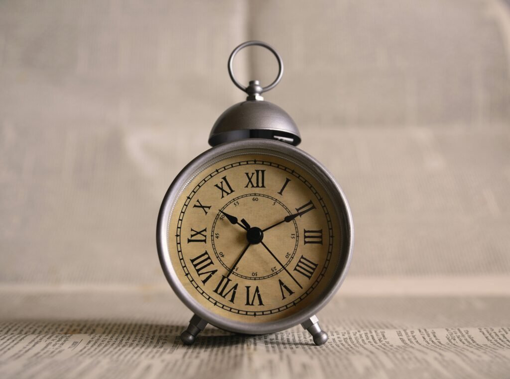 alarm clock symbolizing the link between sleep and testosterone