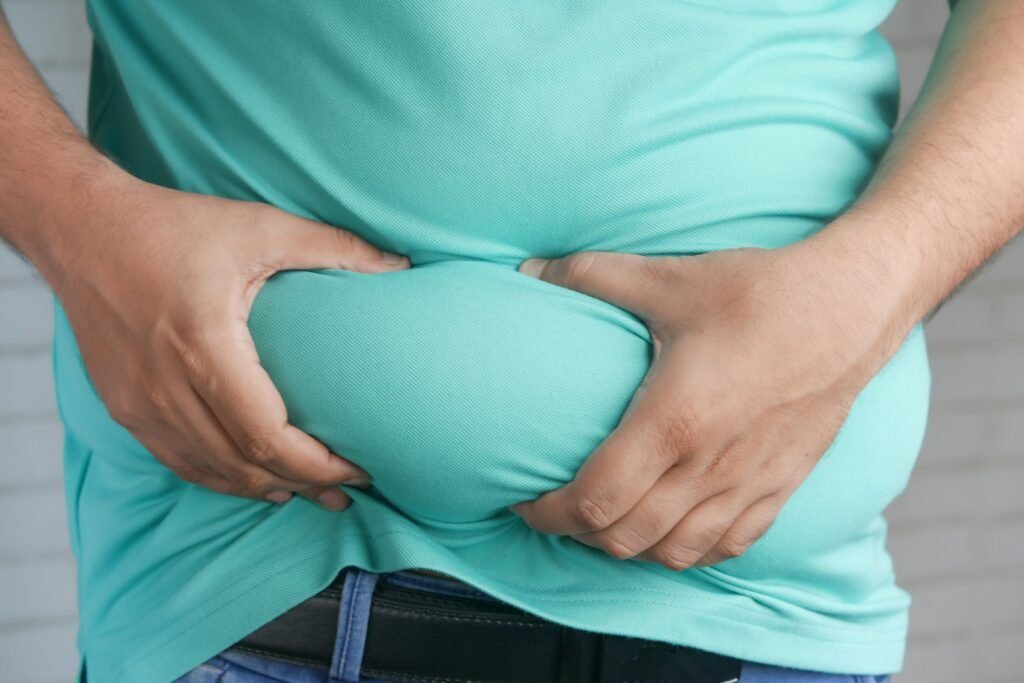 diagram showing visceral fat in men around abdominal organs