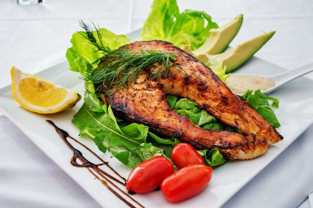 Grilled salmon with avocado and salad leaves