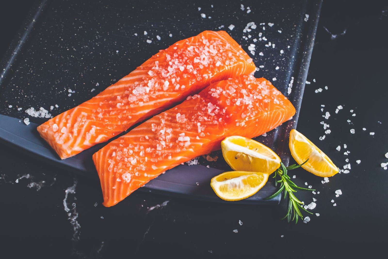Raw salmon fillets with lemon slices